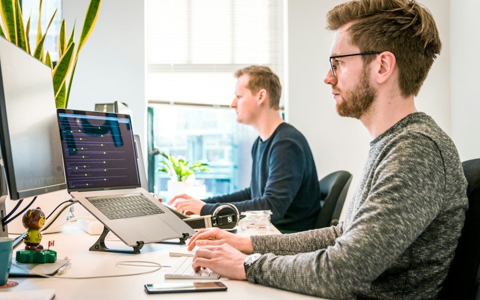 Ontwikkelaars werken aan code op kantoor