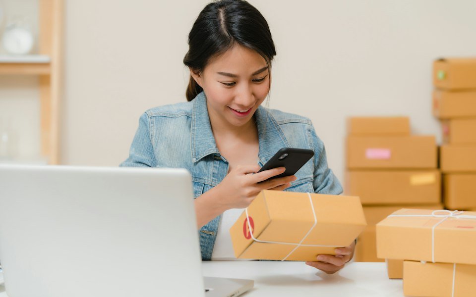 Webwinkelier verwerkt bestellingen met pakketten